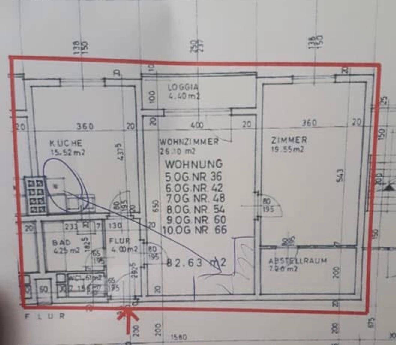 Grundriss einer Wohnung mit Wohnzimmer, Küche, Zimmer, Bad und Loggia.