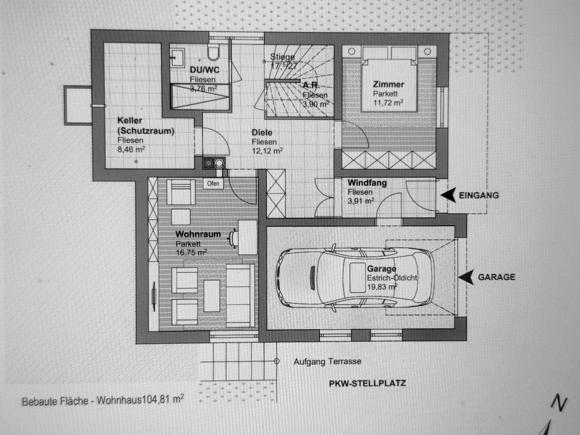 Grundriss des Erdgeschosses mit Wohnraum, Garage, Keller und Eingangsbereich.