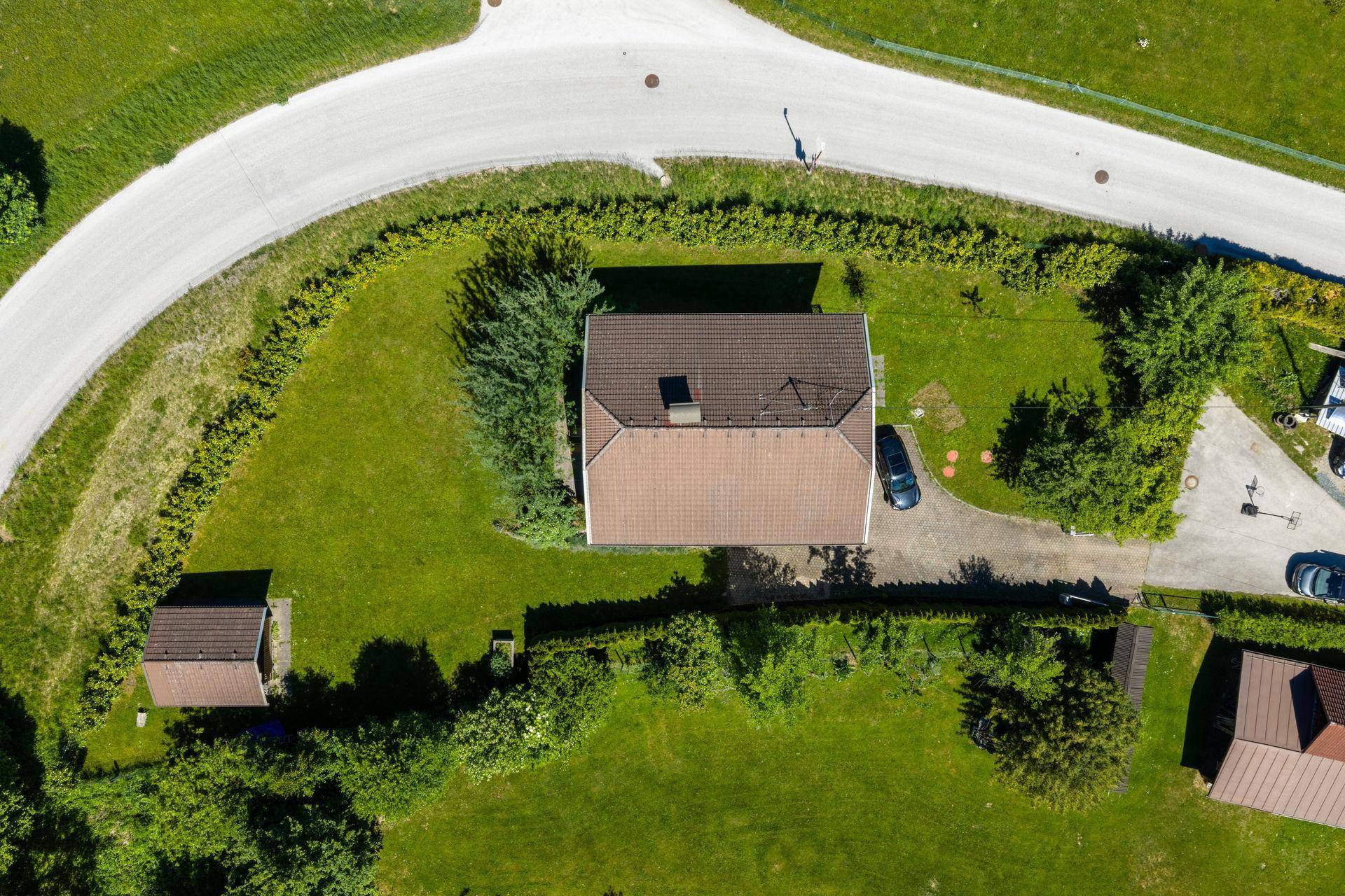 Draufsicht auf das Wohnhaus mit Satteldach, Zufahrt, Gartenhaus und weitläufigem Grundstück.