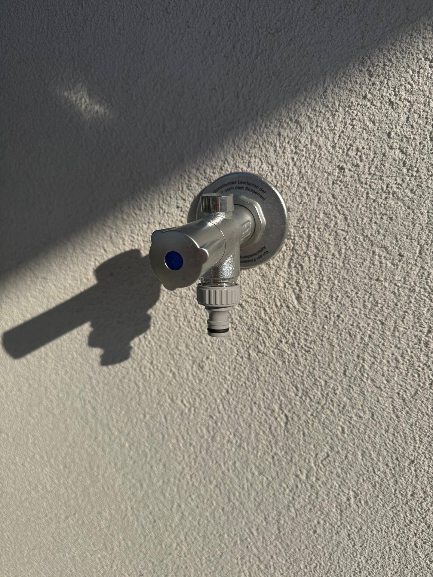 Außenwasserhahn an der Wand, praktisch für die Balkonnutzung.