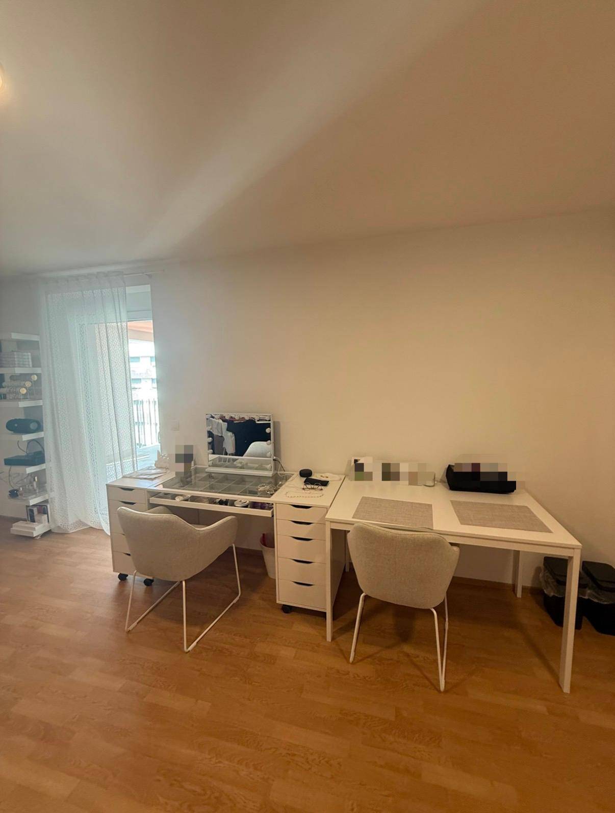 Helles Arbeitszimmer mit zwei Schreibtischen und Zugang zum Balkon.