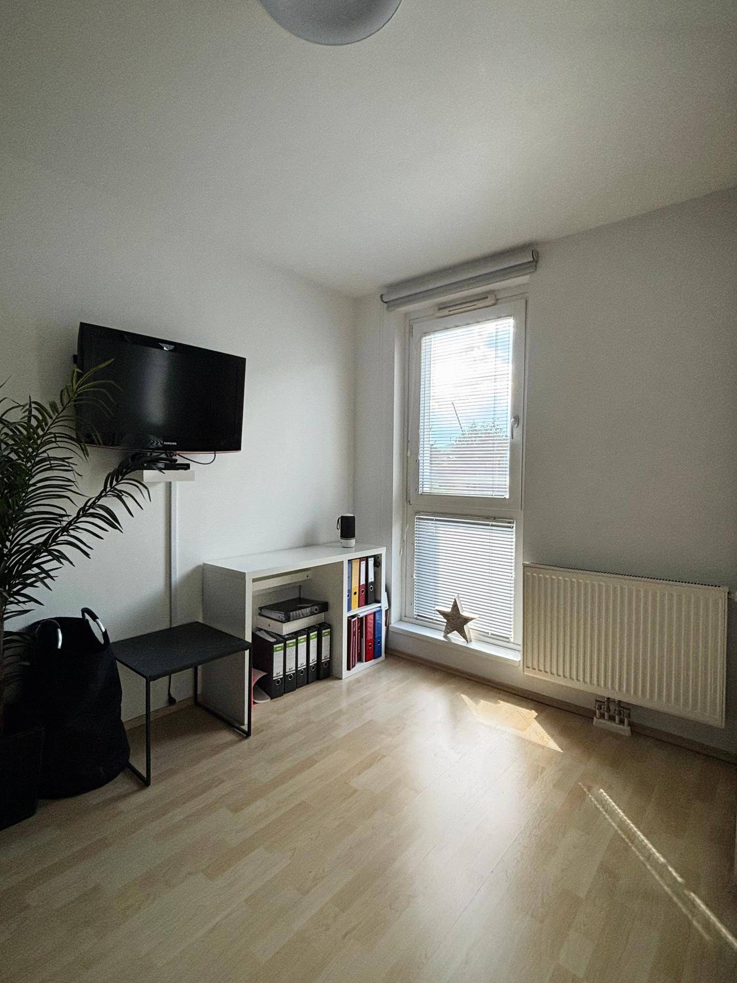 Flexibler Raum, ideal als Büro oder Gästezimmer, mit TV und hellem Fenster.