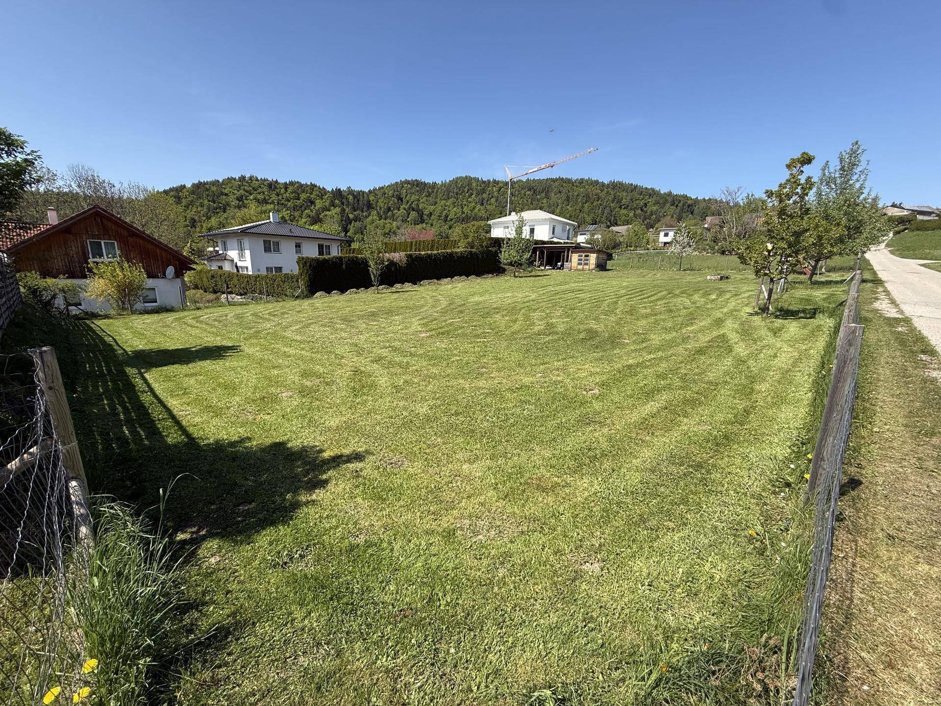 Großes, gepflegtes Gartengrundstück mit Rasenfläche und Blick auf die umliegende Hügellandschaft.