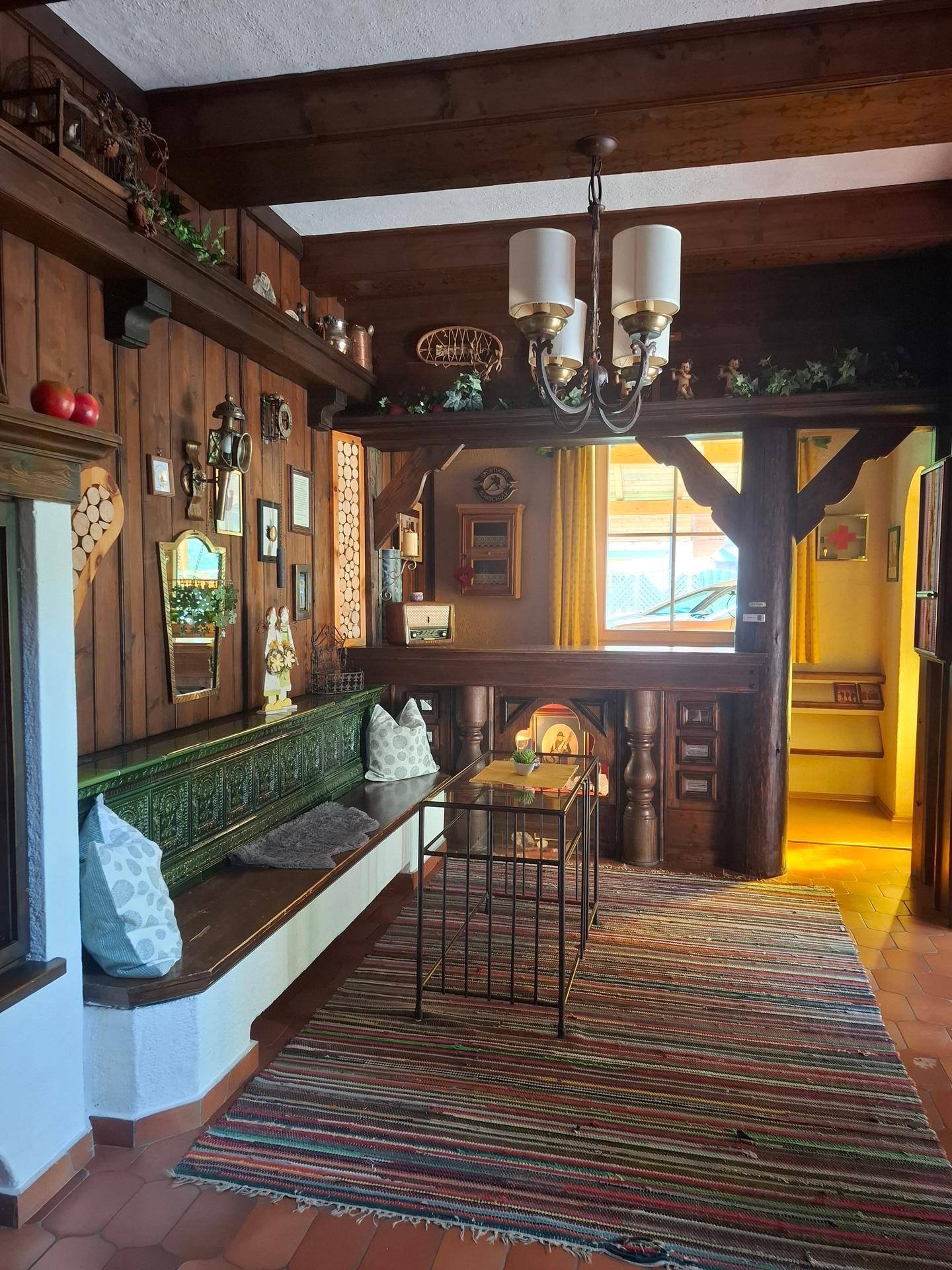Gemütliches Wohnzimmer im alpinen Stil mit Holztäfelung und traditionellen Möbeln.