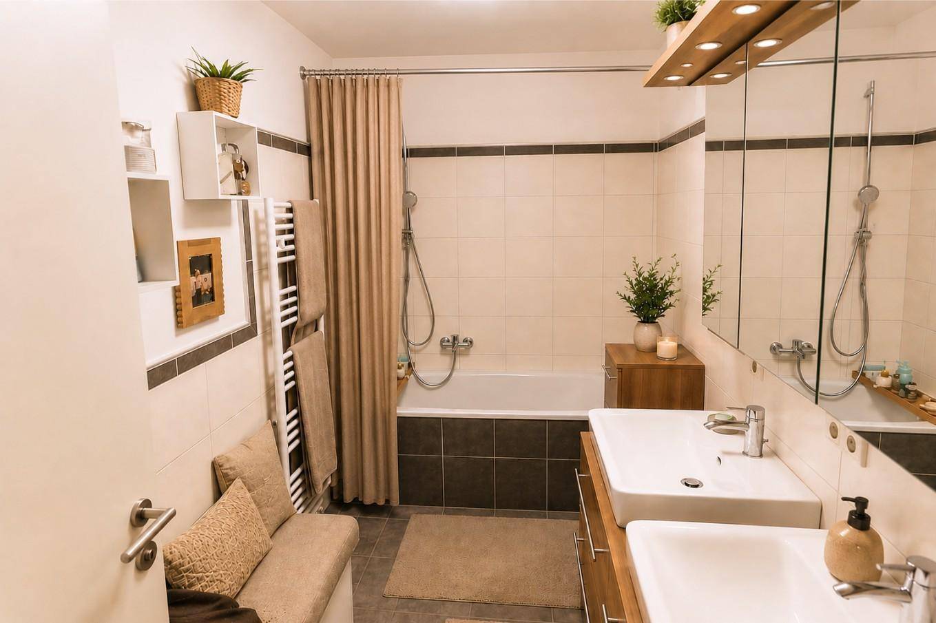 Modernes Badezimmer mit Badewanne, Doppelwaschbecken und beheiztem Handtuchhalter.