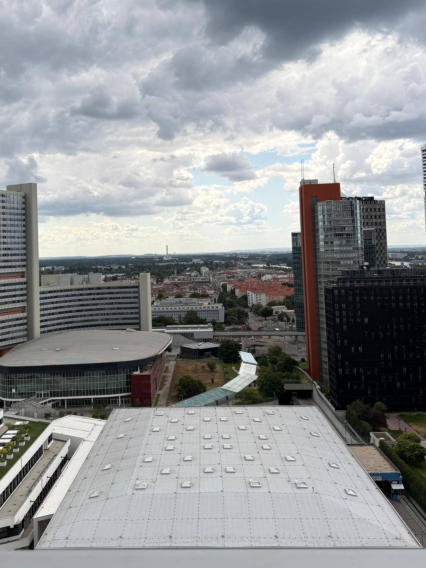 Weitläufiger Ausblick über die Stadt mit verschiedenen Gebäuden und einer weiten Himmelslandschaft.