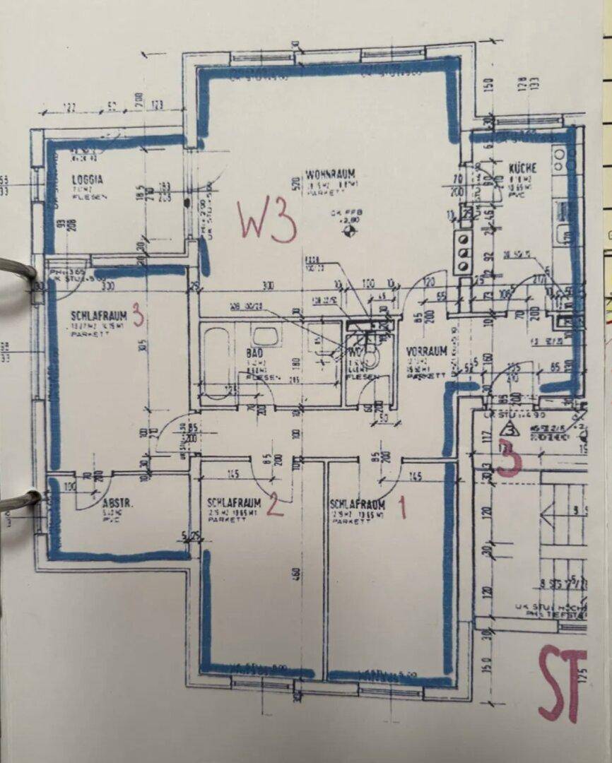 Handgezeichneter Grundriss der Wohnung mit drei Schlafzimmern und Loggia.
