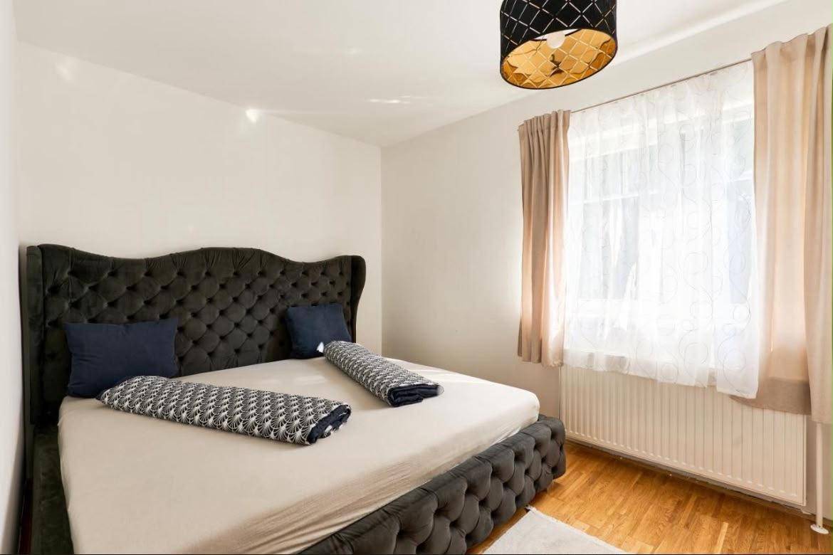 Helles Schlafzimmer mit großem Doppelbett und Holzboden in modernem Design.