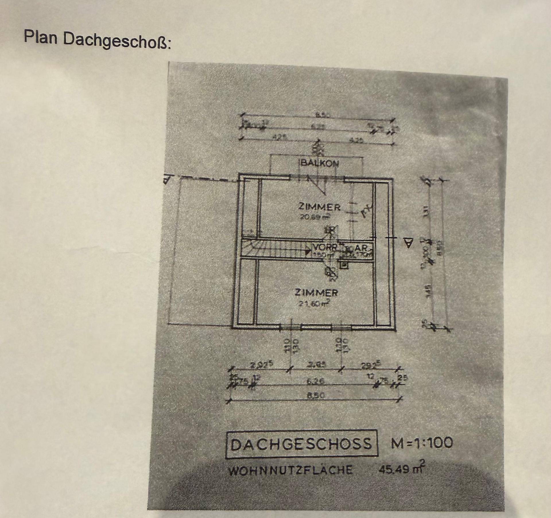 Grundriss des Dachgeschosses mit zwei Zimmern und einem Balkon.