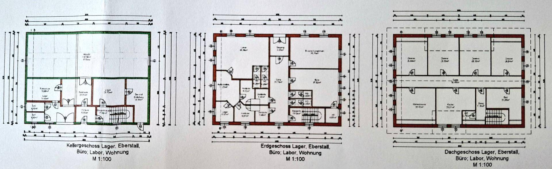 Drei Grundrisse nebeneinander, die die Aufteilung von Keller-, Erd- und Dachgeschoss darstellen.