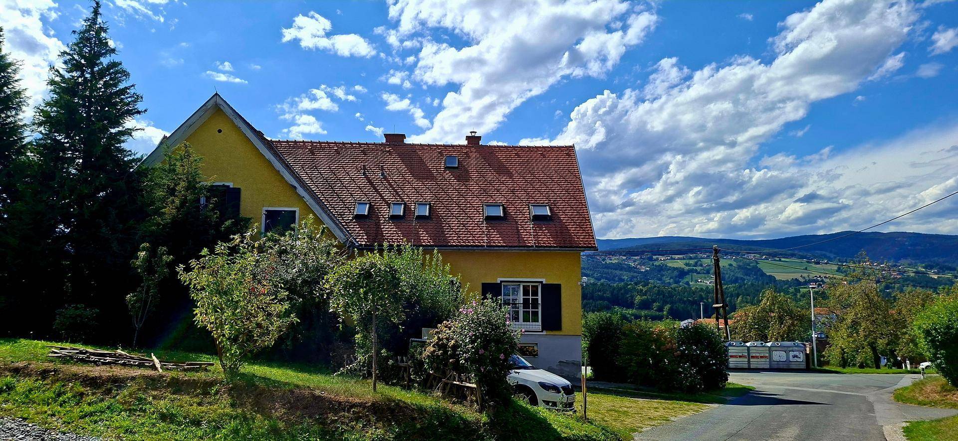 Haus in ländlicher Umgebung mit weitem Blick auf die hügelige Landschaft.