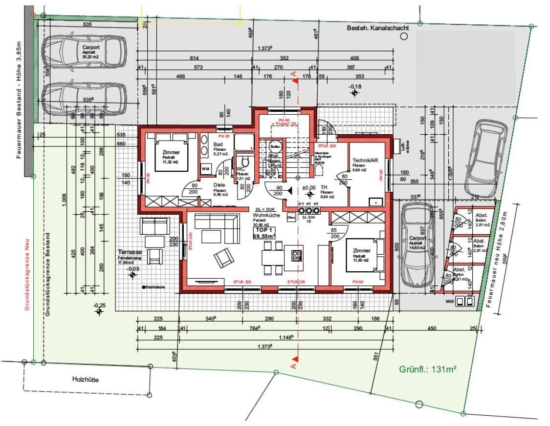 Grundriss des Erdgeschosses mit Terrasse, Carport und Gartenfläche.