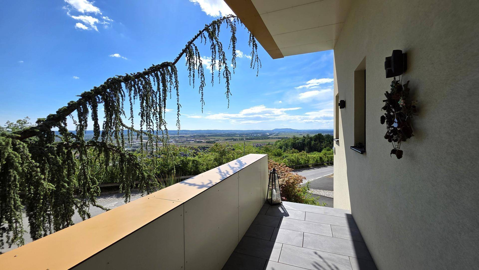 Kleiner Balkon mit Fliesenboden und weitem Blick über die Landschaft.