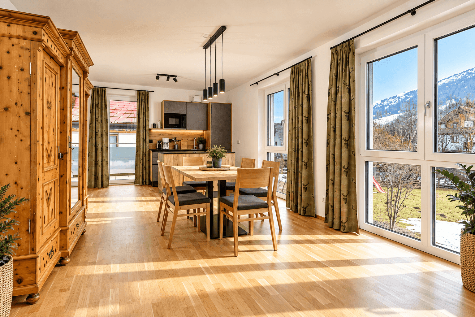 Geräumiger Wohn-Essbereich mit traditionellem Holzschrank und viel Tageslicht.
