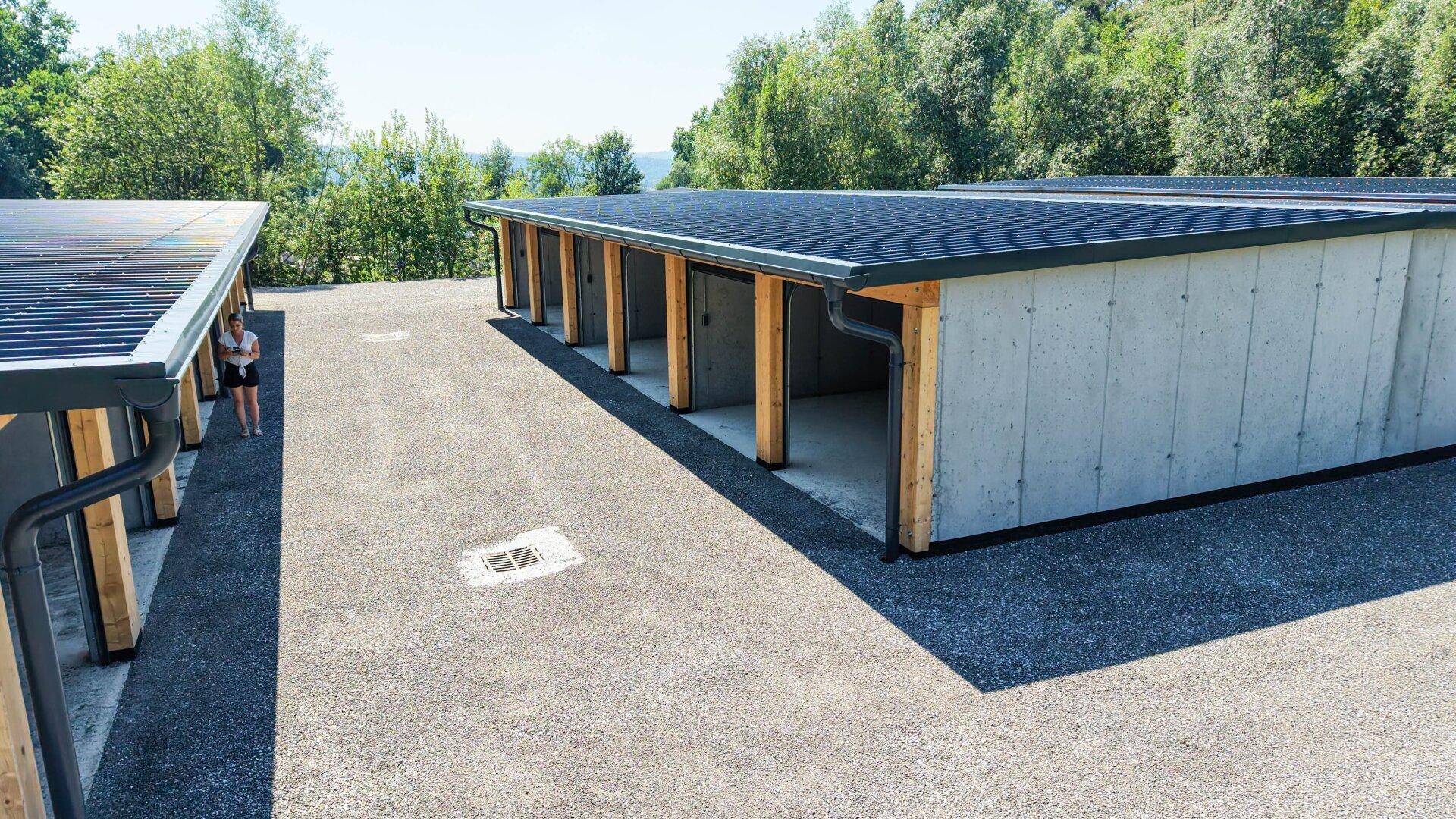 Übersicht über eine moderne Garagenanlage mit mehreren Einheiten und Photovoltaik-System auf dem Dach.