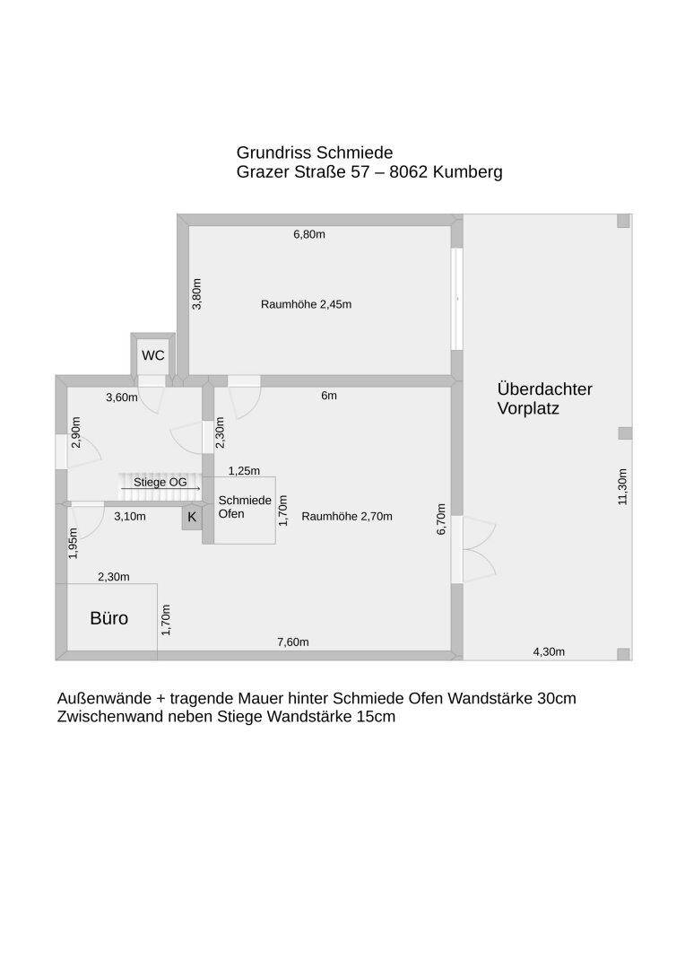 Grundriss der Schmiede mit Büro, WC und überdachtem Vorplatz, inklusive Maßen.