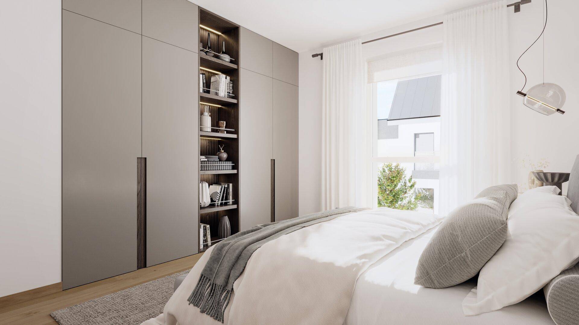 Helles Schlafzimmer mit modernen Einbauschränken, Holzboden und großem Fenster.