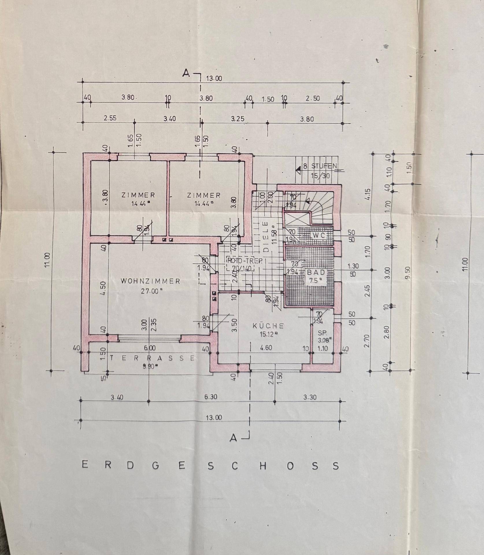 Grundriss des Erdgeschosses mit Wohnzimmer, Küche, Bad, WC und Terrasse.