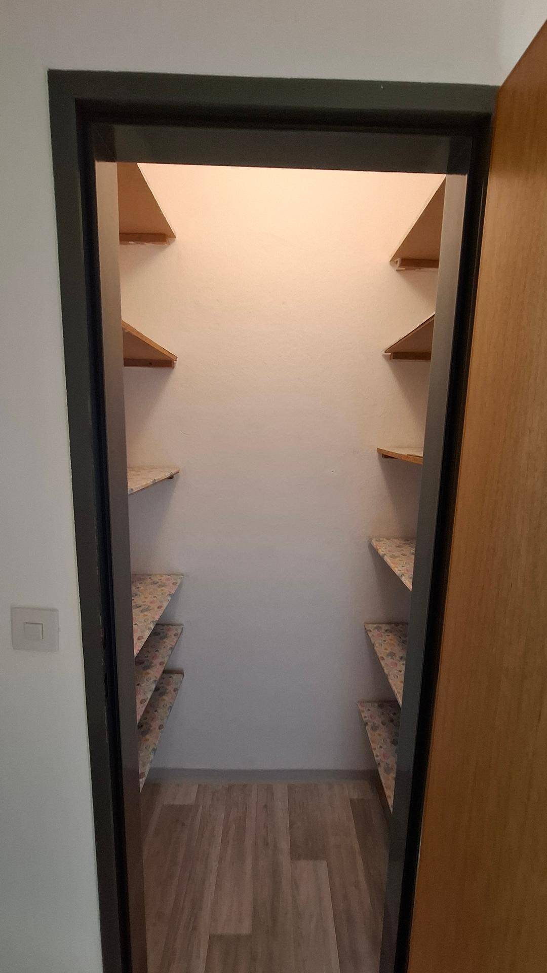 Praktischer Abstellraum mit Regalen, ideal für zusätzlichen Stauraum im Haushalt.