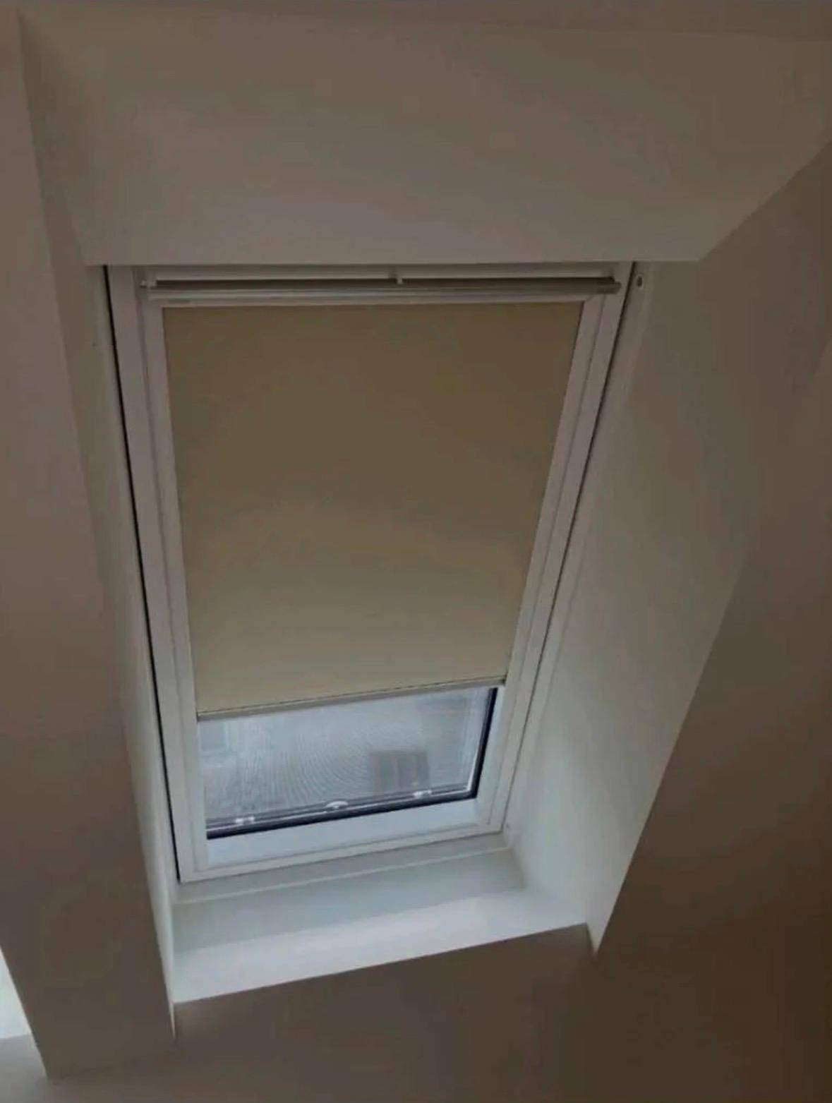 Dachfenster mit integriertem Rollo für optimalen Sonnenschutz und Privatsphäre.