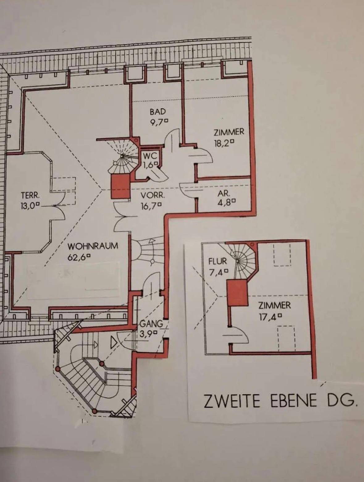Grundriss der zweiten Dachgeschossebene mit Wohnraum, Terrasse, Bad und mehreren Zimmern.