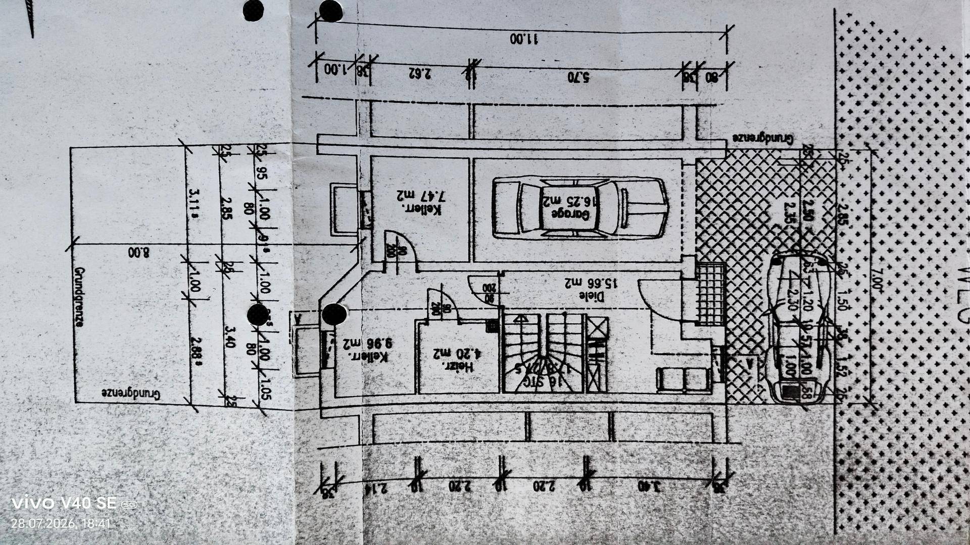 Grundriss des Untergeschosses mit Garage, Keller und Heizraum für zusätzlichen Stauraum.