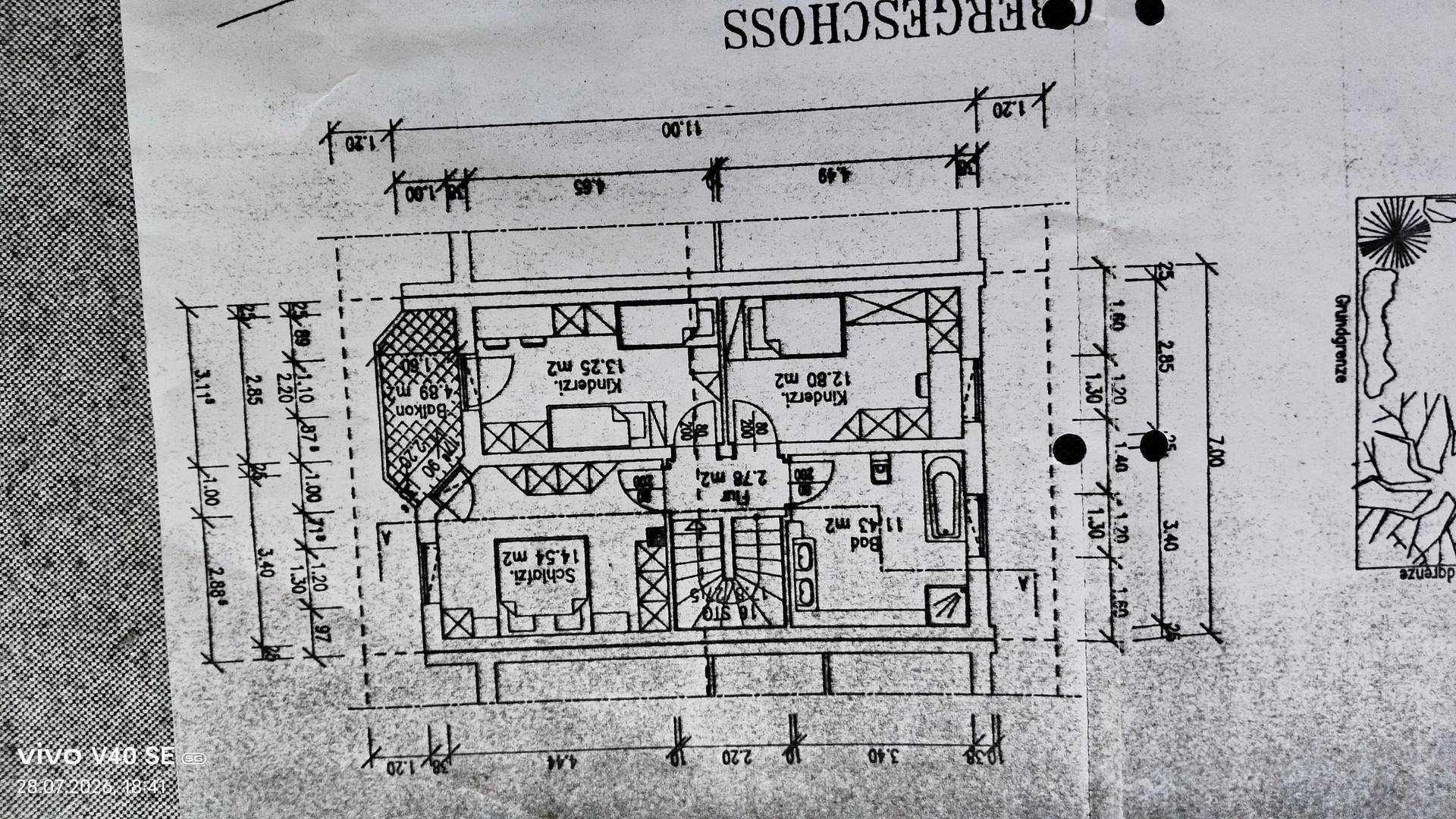 Grundriss des Obergeschosses zeigt Schlafzimmer, Bad und Balkon für optimale Raumaufteilung.