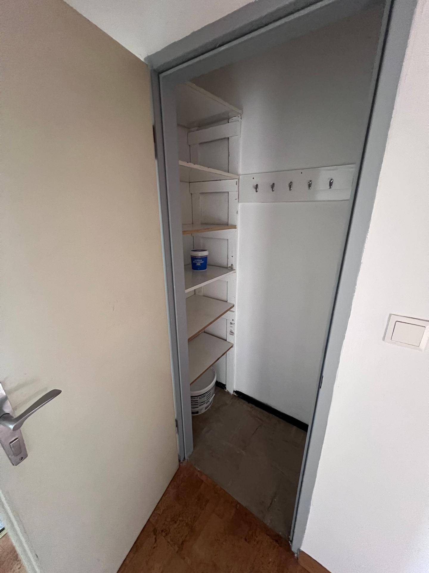 Praktischer Abstellraum mit Regalen und Haken für zusätzlichen Stauraum und Organisation im Haushalt.