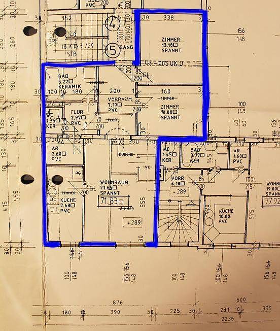 Grundrissplan einer Wohnung mit mehreren Zimmern, Küche, Bad und separatem WC.