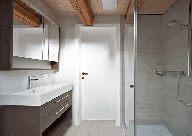 Modernes Badezimmer mit Waschtisch, Spiegelschrank und begehbarer Dusche.