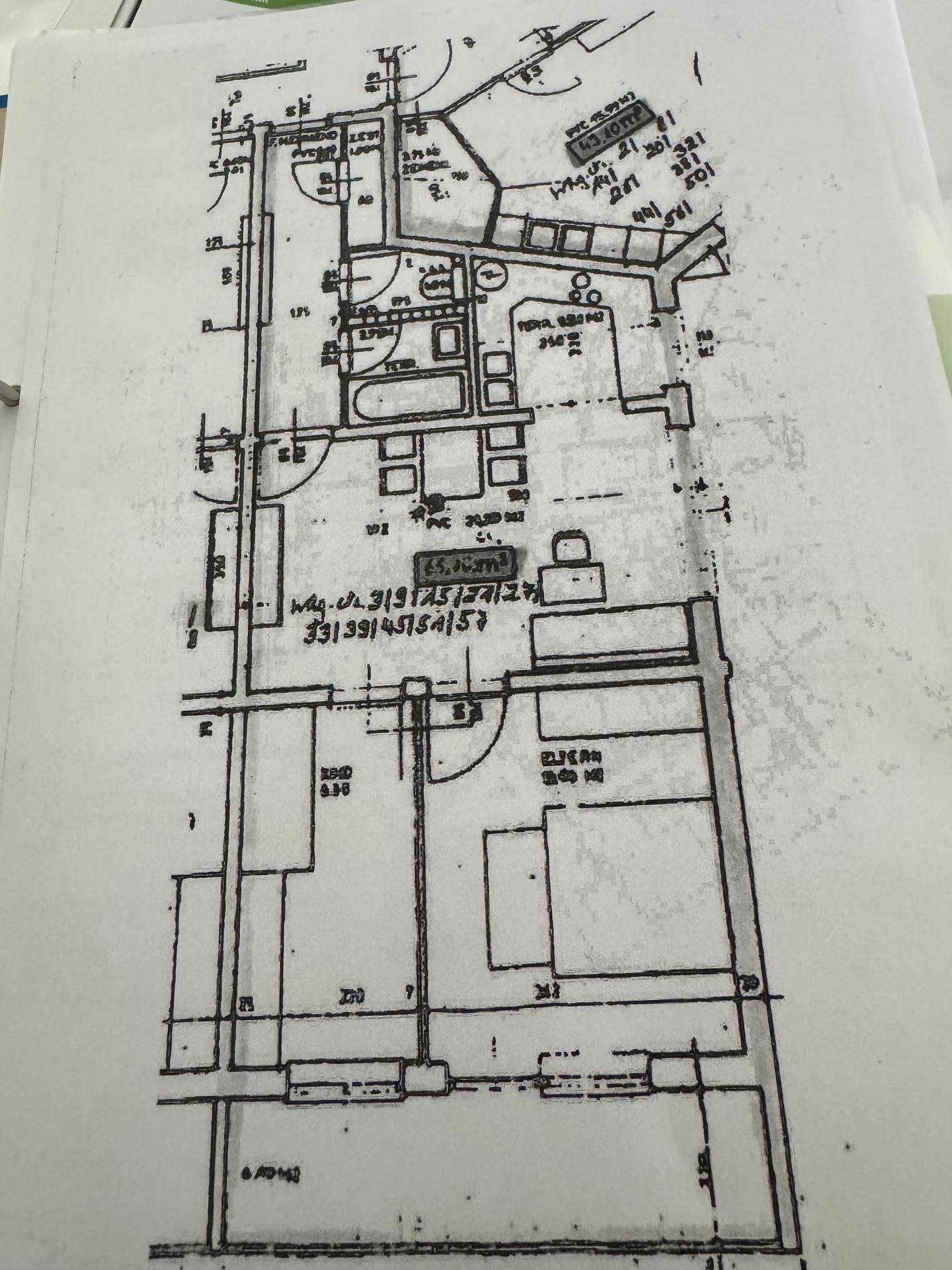 Detaillierter Grundriss der Wohnung mit verschiedenen Räumen und Abmessungen.
