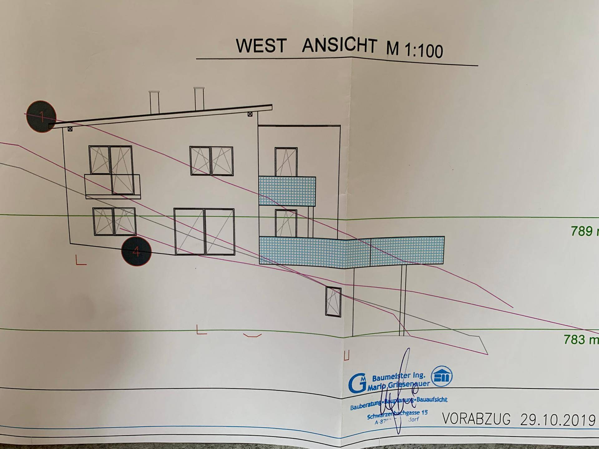 Architektonische Zeichnung der Westansicht eines Gebäudes mit Balkonen und Fenstern.