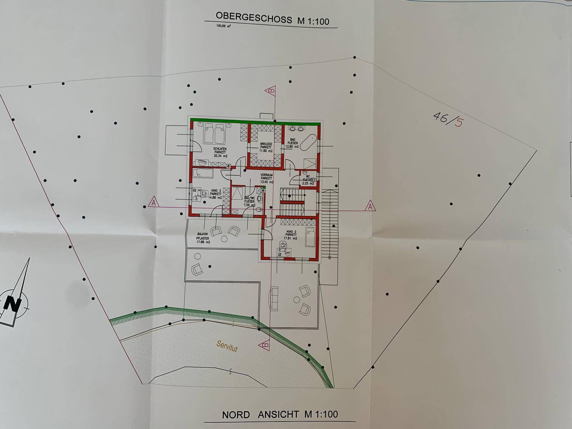 Grundriss des Obergeschosses mit Schlafzimmern, Bädern und Zugang zu einem Balkon.
