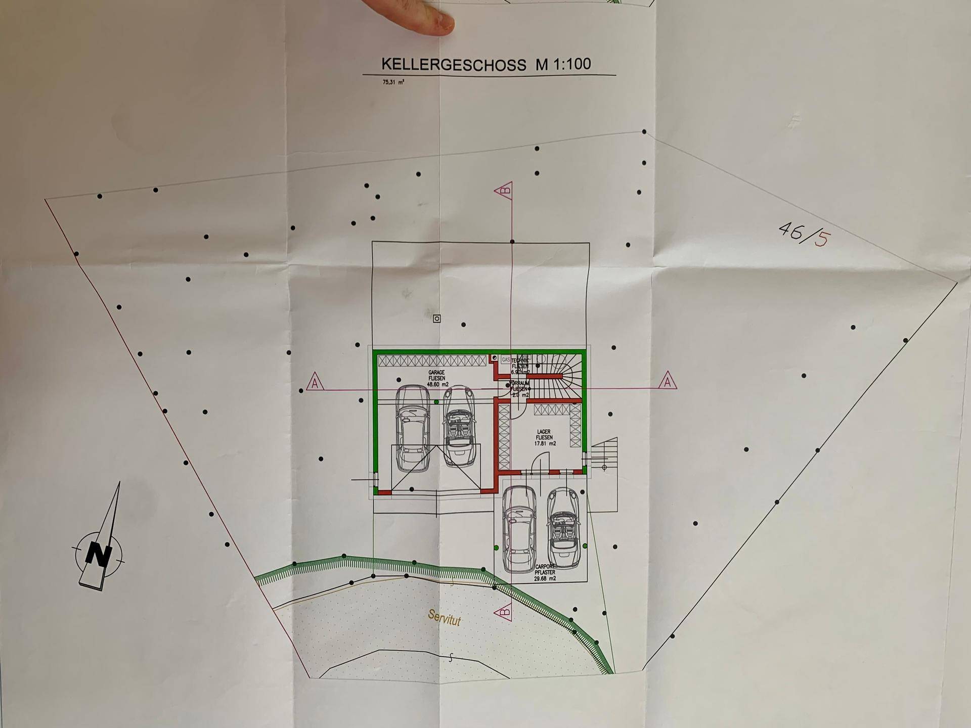 Grundriss des Kellergeschosses mit einer Garage für mehrere Fahrzeuge und einem Lagerraum.