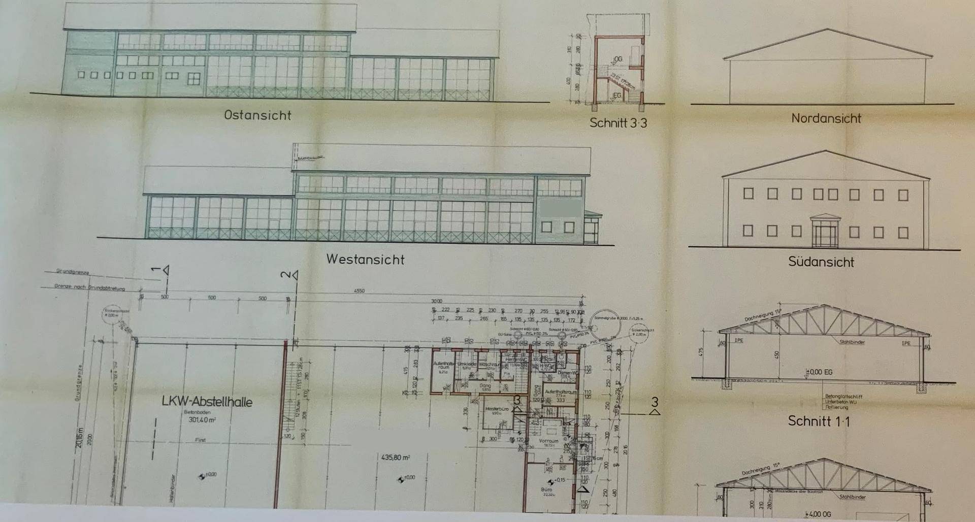 Architektonische Zeichnungen mit Ost-, West-, Nord- und Südansichten sowie Schnitten und einem Grundriss einer LKW-Abstellhalle.