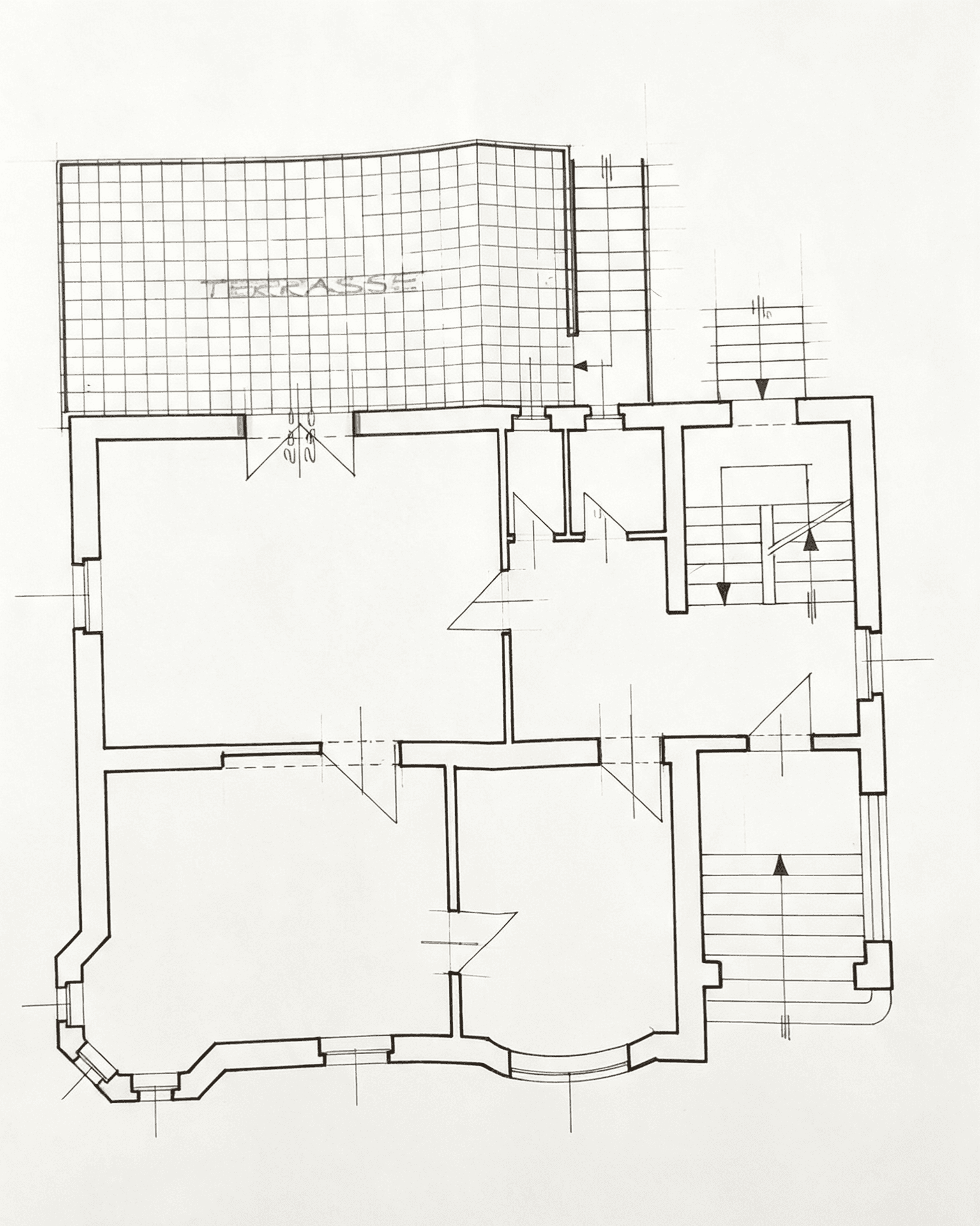 Handgezeichneter Grundriss mit Raumaufteilung und einer großen Terrasse.