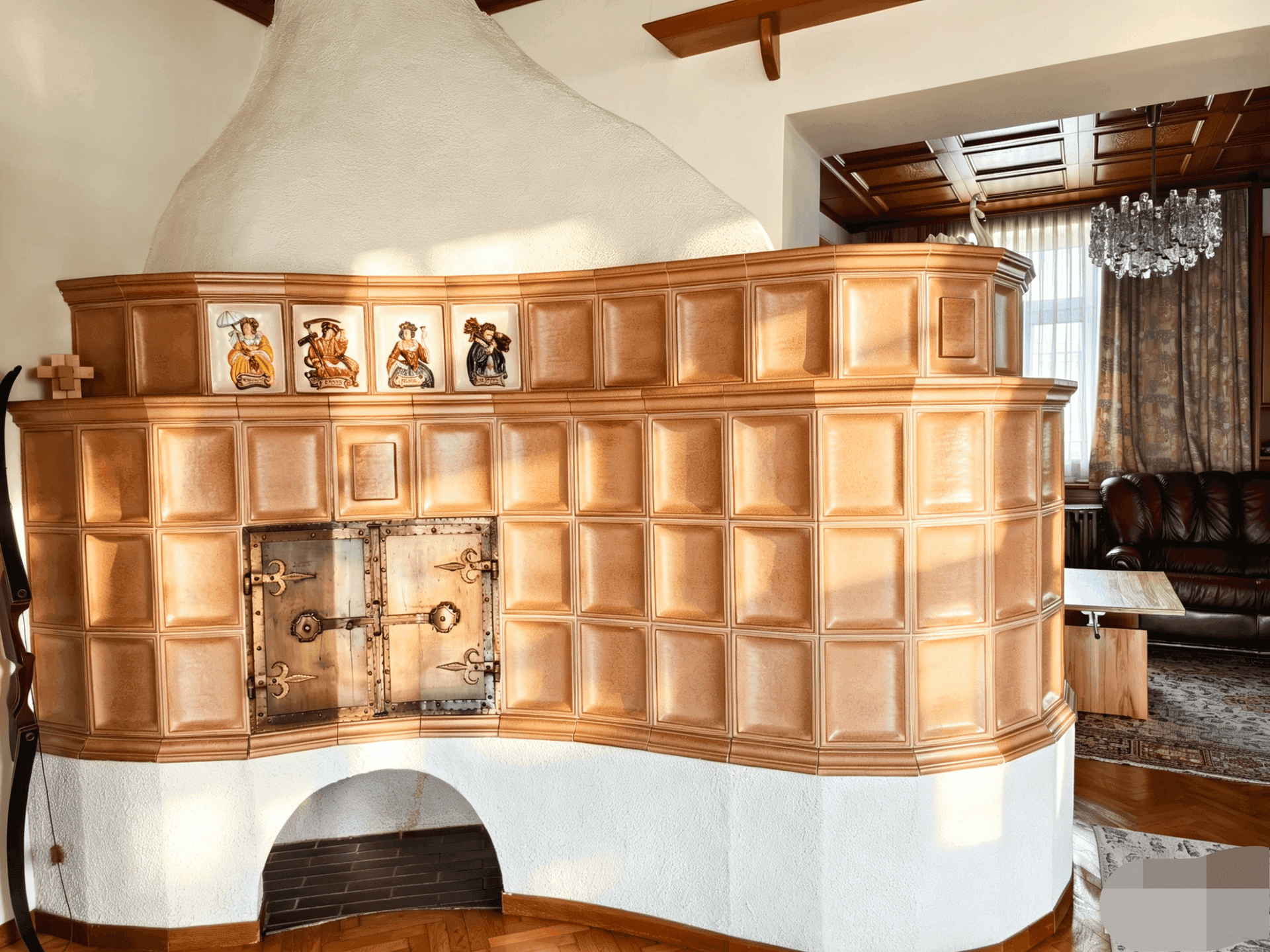 Detailaufnahme eines traditionellen Kachelofens mit kunstvollen Fliesen und Verzierungen.