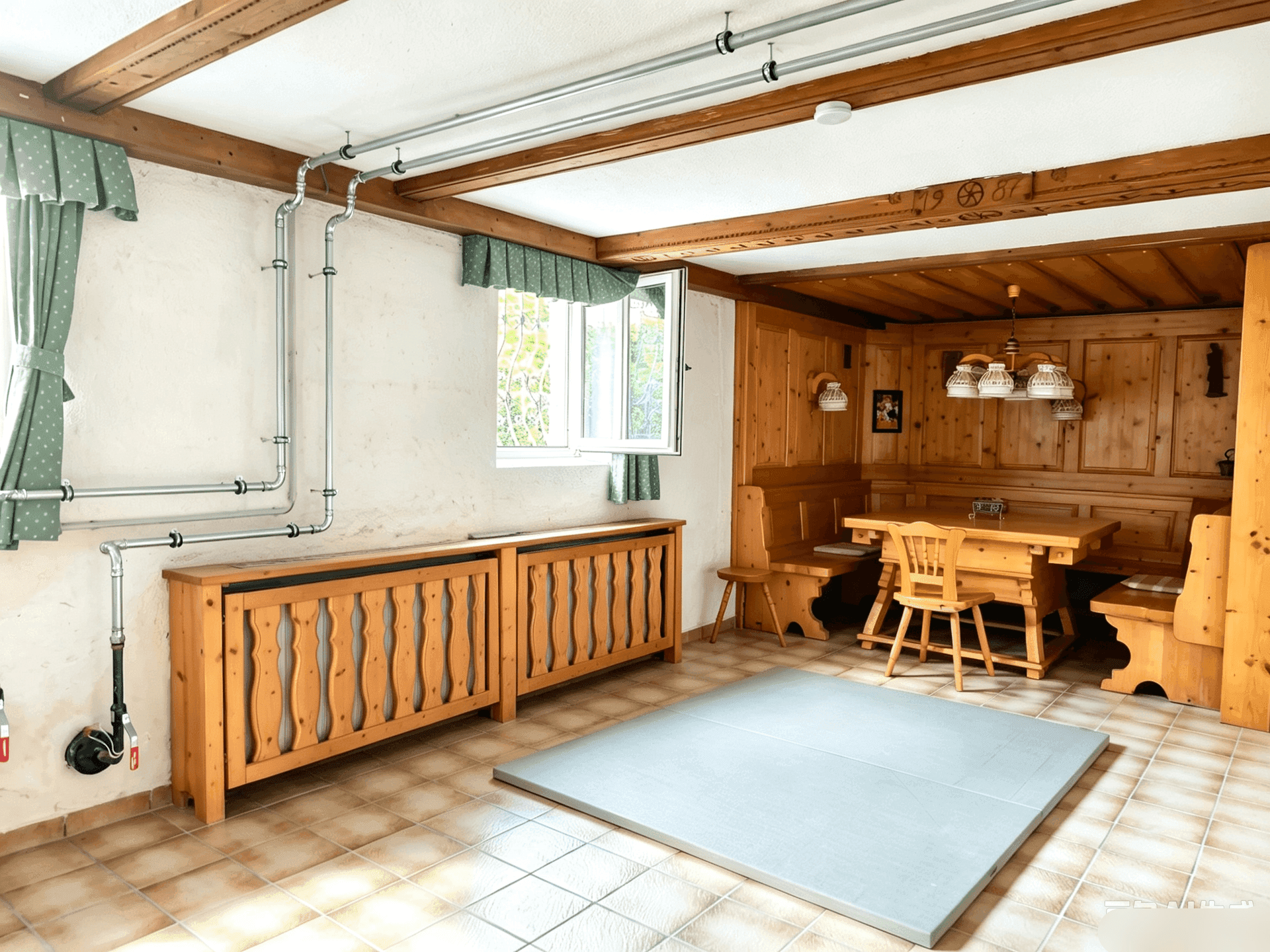 Traditioneller Essbereich mit Holztäfelung, Holzbänken und einem Fenster mit grünen Vorhängen.