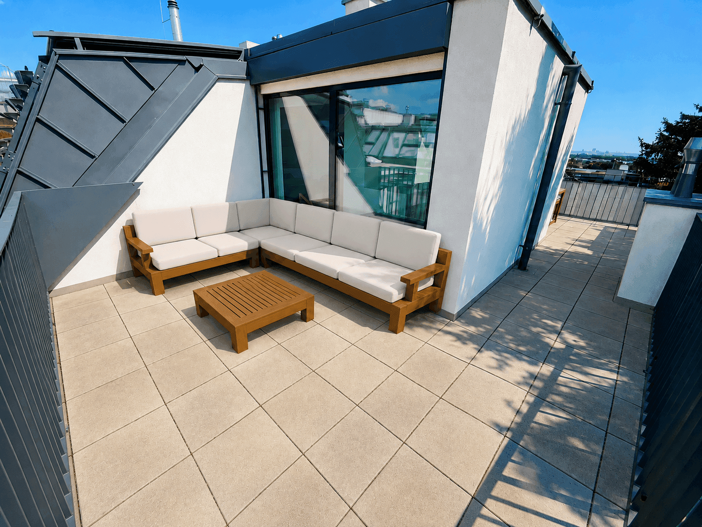 Geräumige Dachterrasse mit bequemen Lounge-Möbeln und Panoramablick.