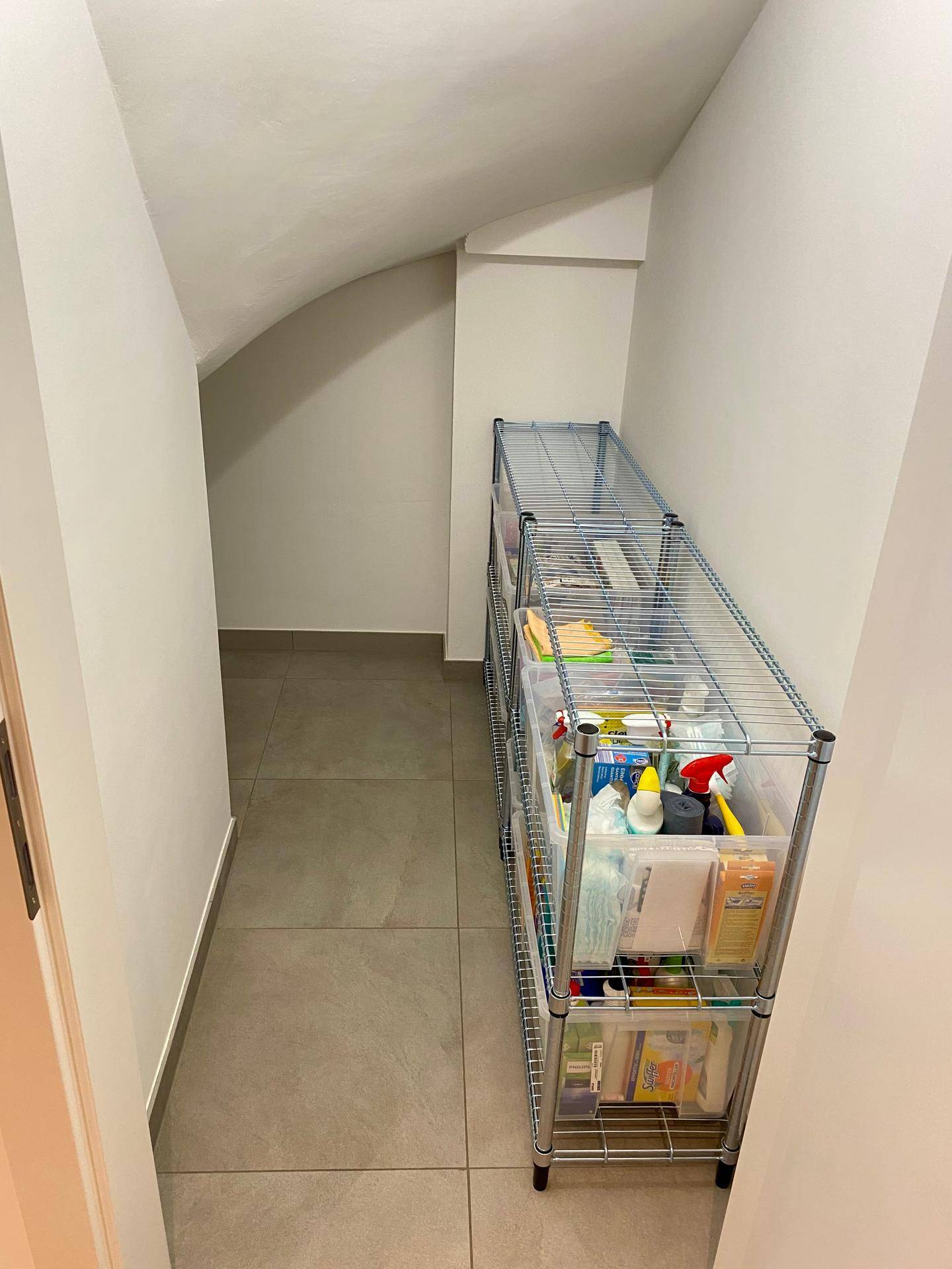 Praktischer Abstellraum mit Regalen unter der Dachschräge für zusätzlichen Stauraum.