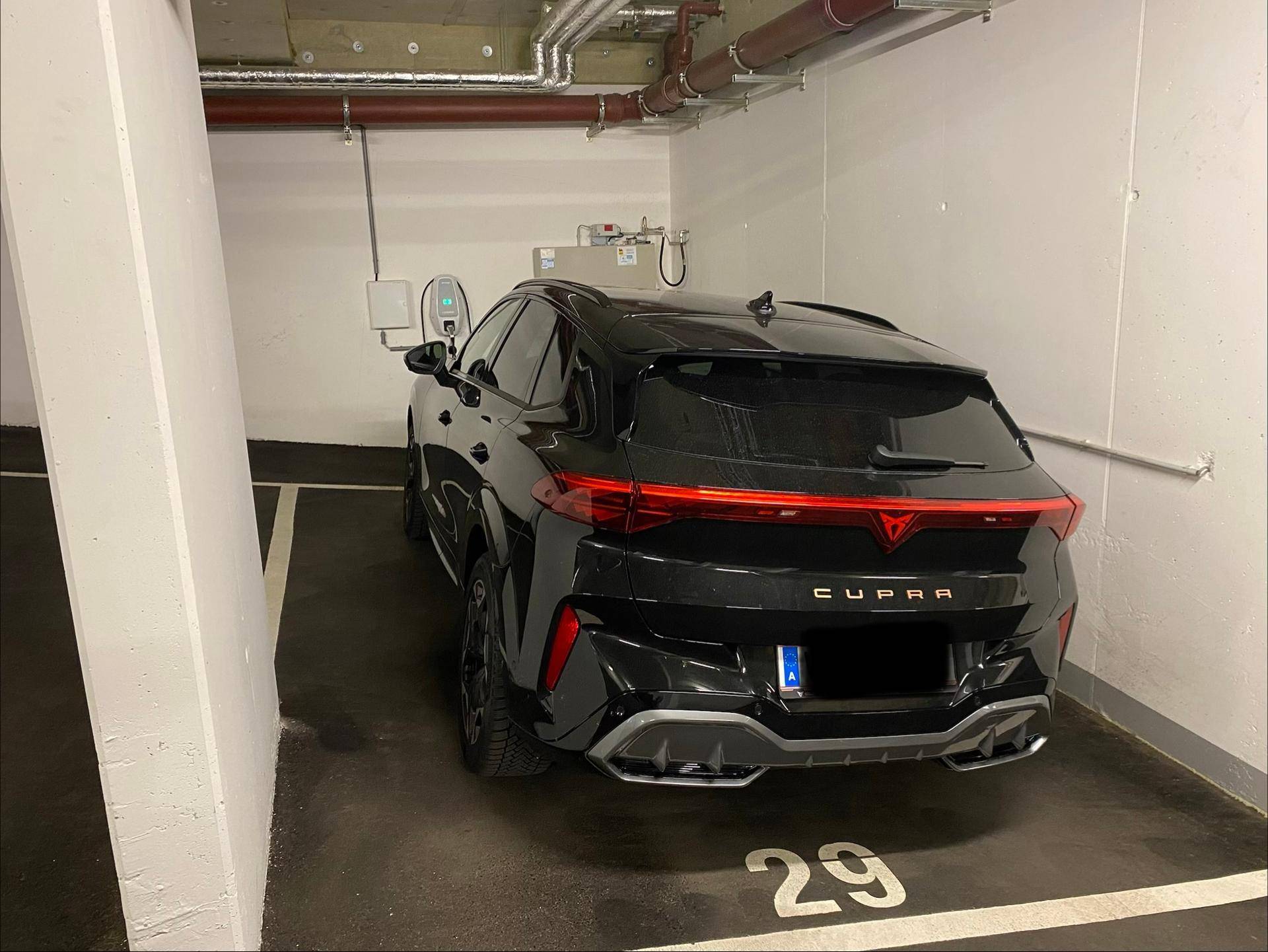 Tiefgaragenstellplatz mit moderner Ladestation für Elektrofahrzeuge.
