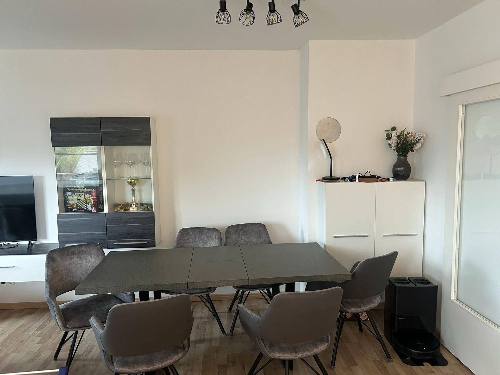 Gemütlicher Essbereich mit modernem Tisch und Stühlen, integriert in den Wohnraum.
