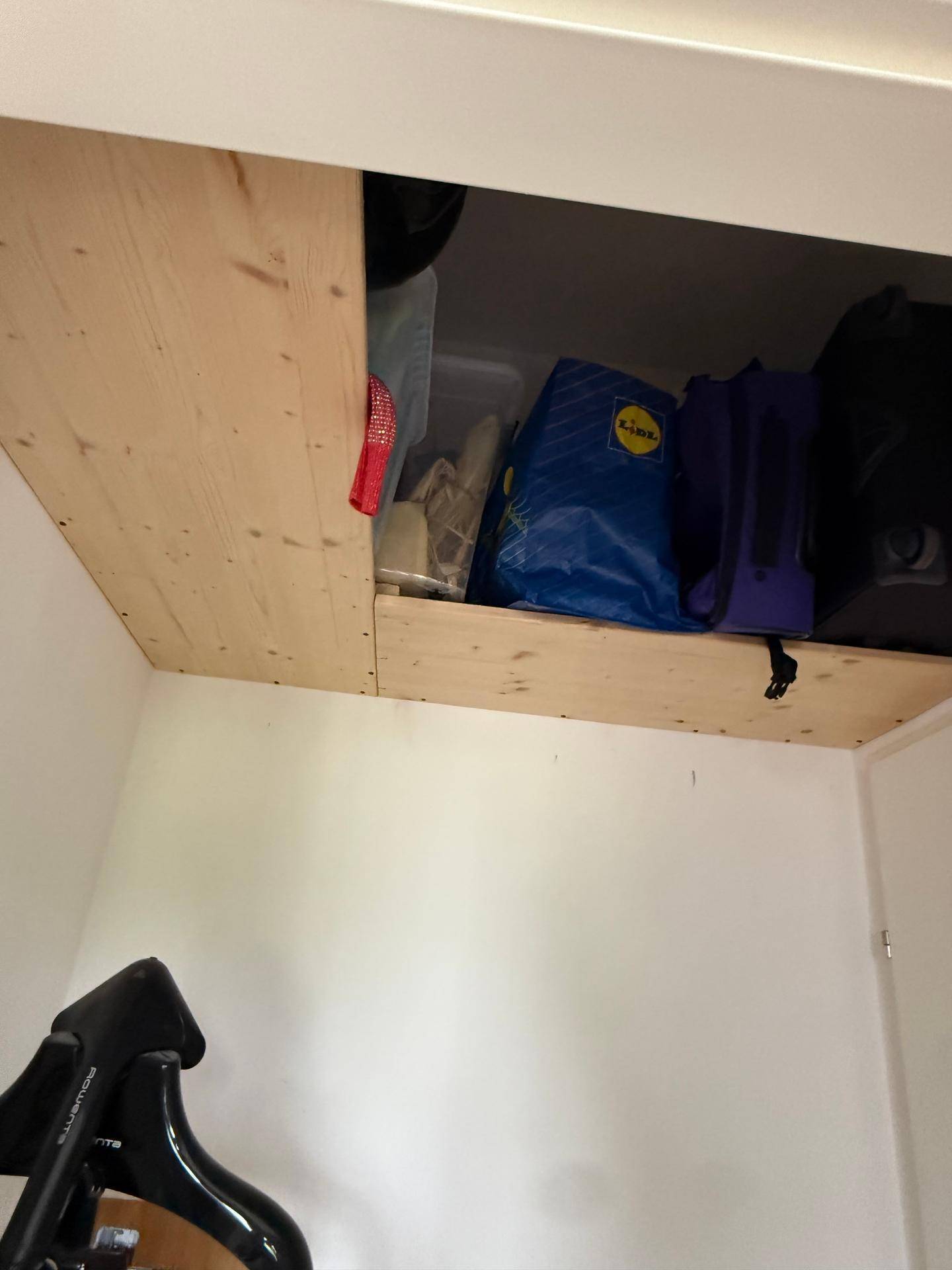 Oberes Regal in einem Schrank oder Abstellraum, bietet zusätzlichen Stauraum.