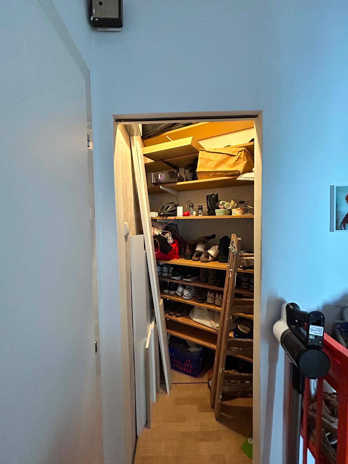 Praktischer Abstellraum mit Regalen für Schuhe und diverse Haushaltsgegenstände.