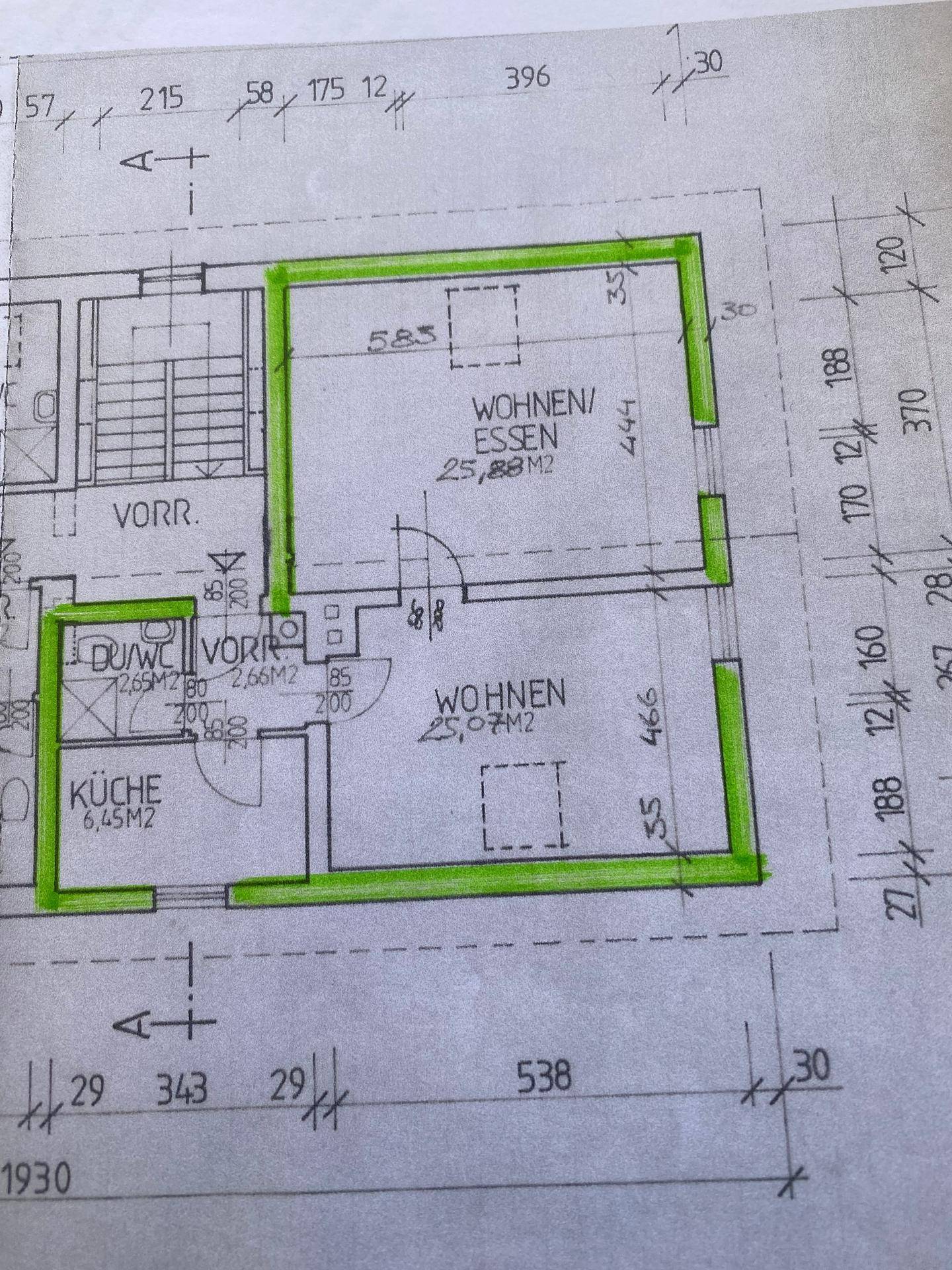 Grundriss mit Wohn- und Essbereichen sowie Küche, hervorgehoben in Grün.