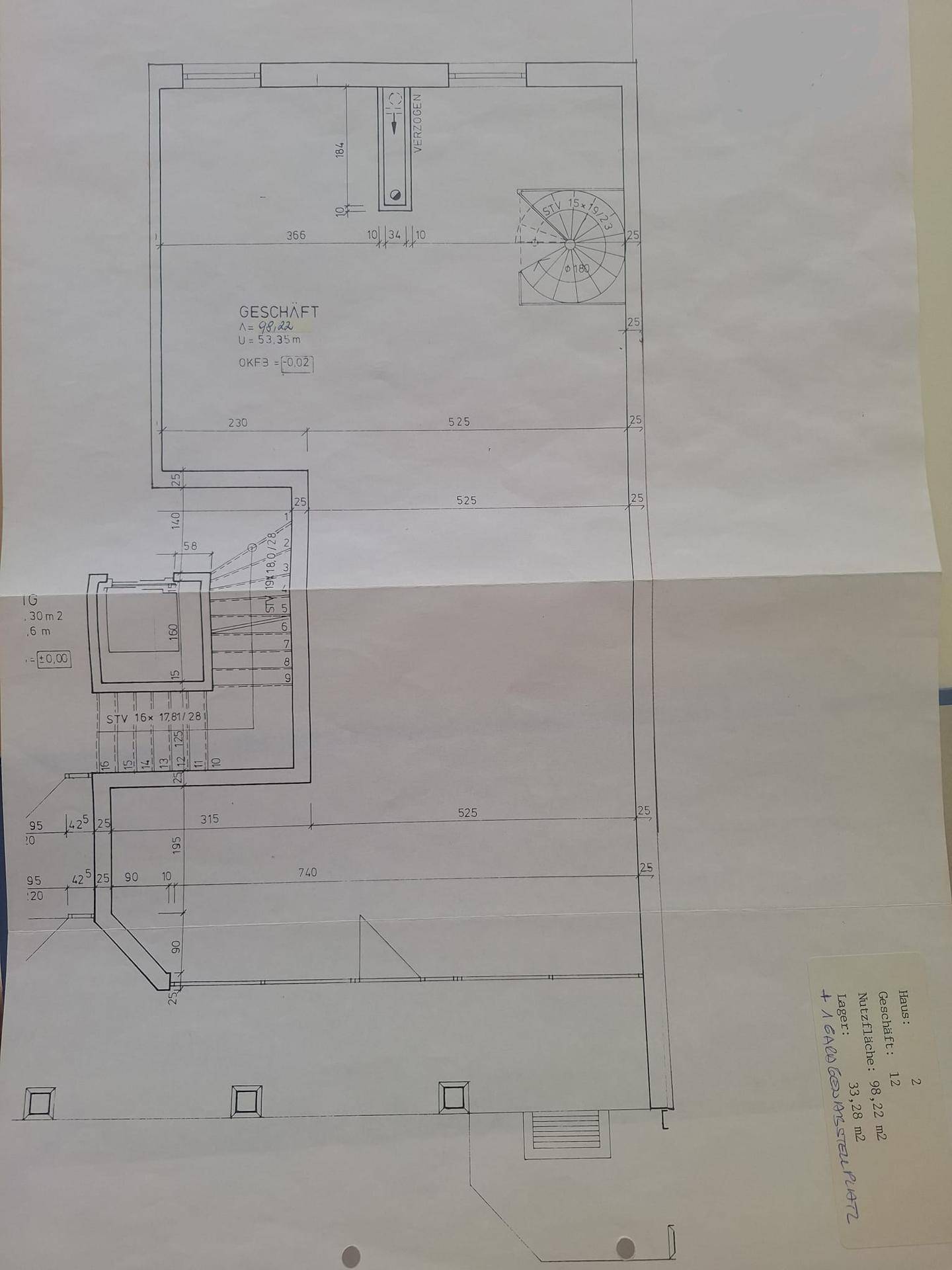 Grundrissplan des Erdgeschosses mit Ladenfläche, Treppenhaus und Wendeltreppe.