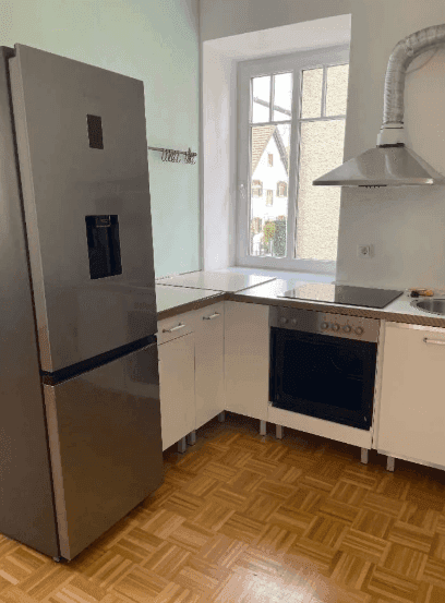 Funktionale Küchenzeile mit Herd, Spüle und Kühlschrank, ideal für den täglichen Gebrauch.