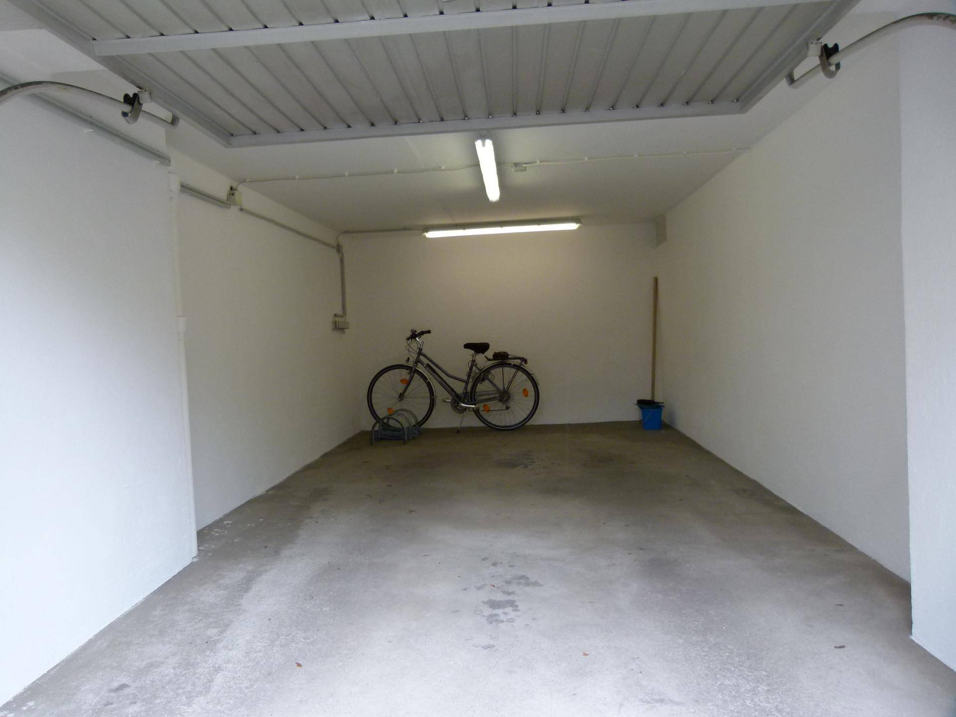 Geräumige Garage mit Betonboden und einer Fahrradabstellmöglichkeit.