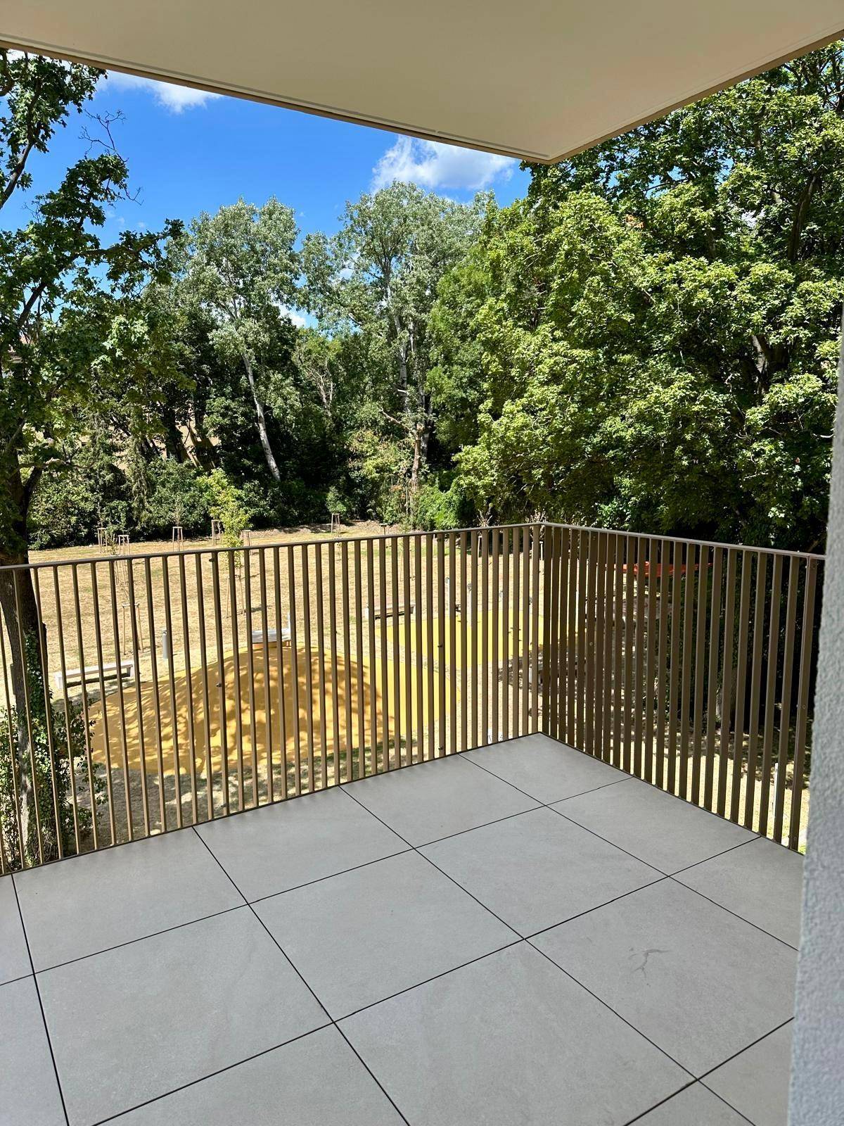 Balkon mit moderner Brüstung und freiem Blick auf die umliegende Natur.