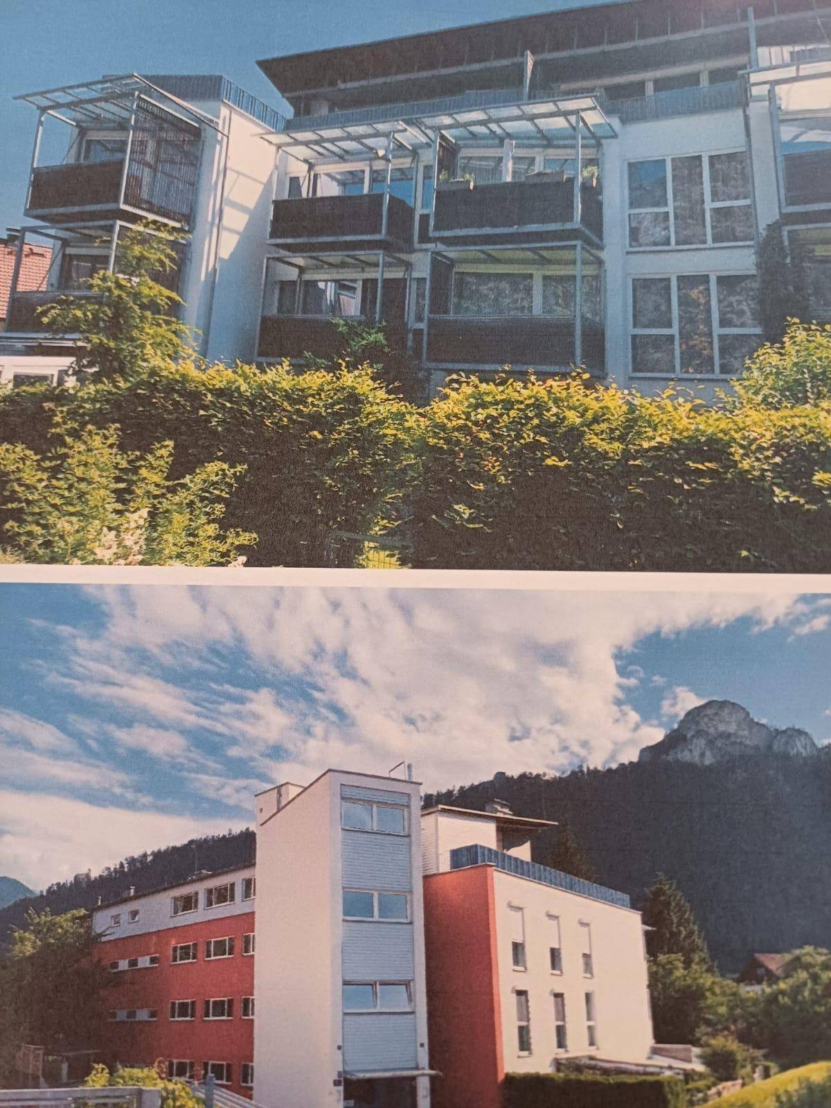 Zwei Ansichten eines modernen Mehrfamilienhauses mit Balkonen und Bergblick.